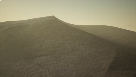 vista aérea de grandes dunas de arena en el desierto del sáhara al amanecer