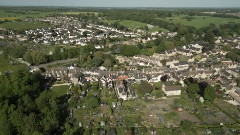 Cirencester-Stadt-Vororte-Luftlandschaft-Kleingärten-Sportplätze-Cotswolds-Großbritannien-Frühling