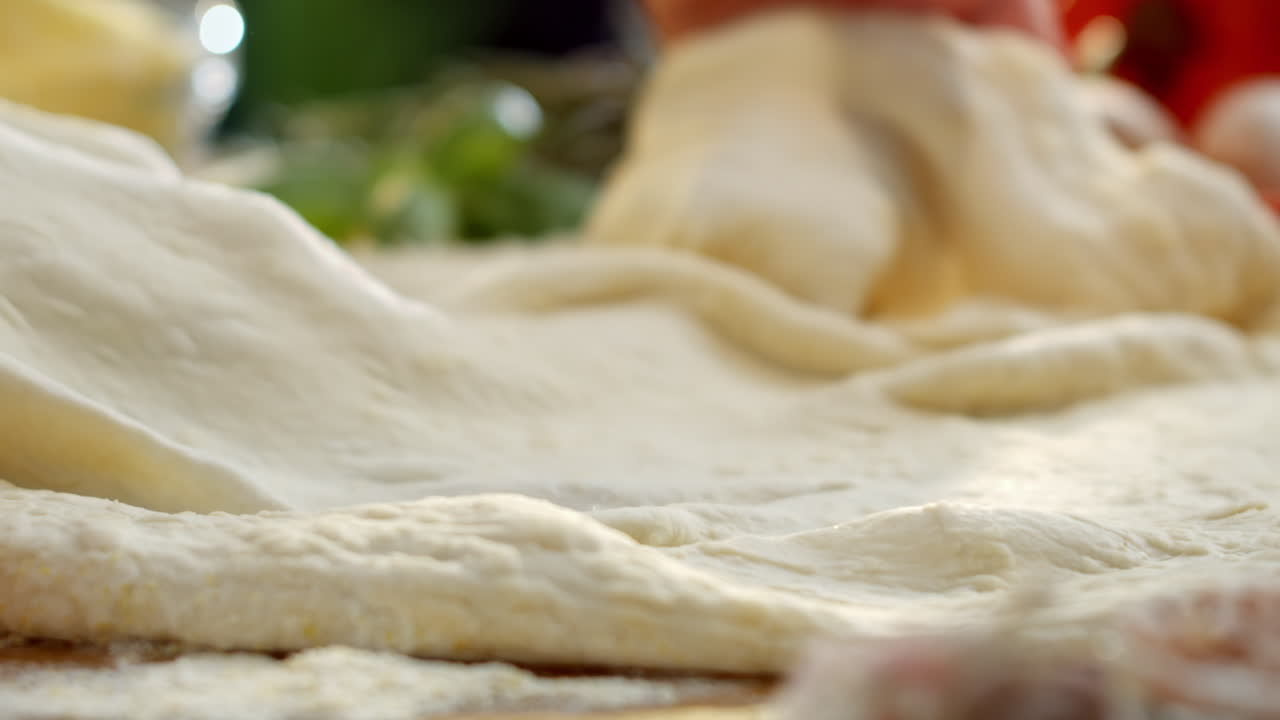 피자 반죽을 준비하는 것