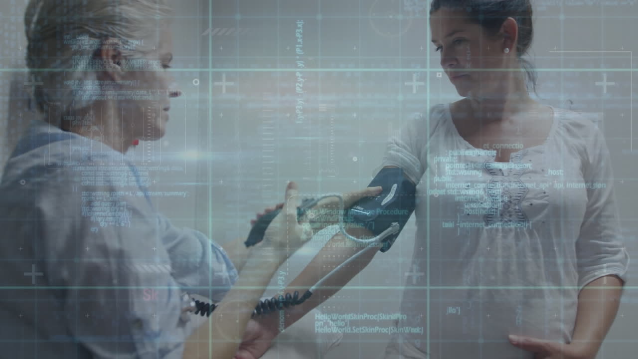 백인 여성 의사가 여성 환자의 혈압을 확인하는 데이터 처리의 애니메이션