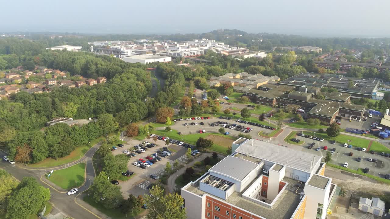 도시 비즈니스 파크 사무실과 영국 거리 교외 오른쪽 팬 위의 조감도