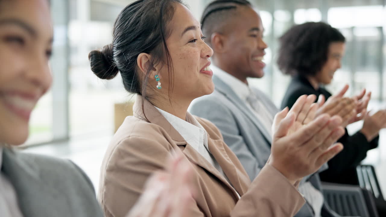 사업가들과 함께 웃고 지지하고 박수를 치세요.
