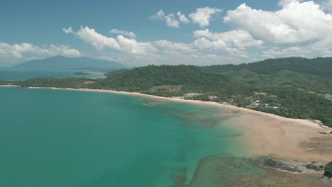 Wunderschönes-Paradies,-Drohnen-Luftaufnahme,-Telok-Melano,-Sarawak,-Kampung-Telok-Melano-War-Einst-Ein-Zufluchtsort-Bei-Seestürmen-Für-Händler-Von-Sambas-über-Indonesien-Bis-Kuching