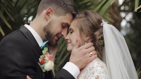 Recién-Casados.-Novio-Caucásico-Con-Novia-En-El-Parque.-Pareja-De-Novios.-Familia-Feliz