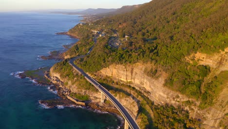 conducción de automóviles en el icónico puente del acantilado marino en la región de illawarra, nsw, australia