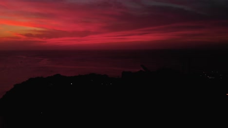 Un-Dron-Capturó-La-Increíble-Puesta-De-Sol-De-La-Hora-Dorada-Con-Las-Luces-De-La-Ciudad-En-Primer-Plano