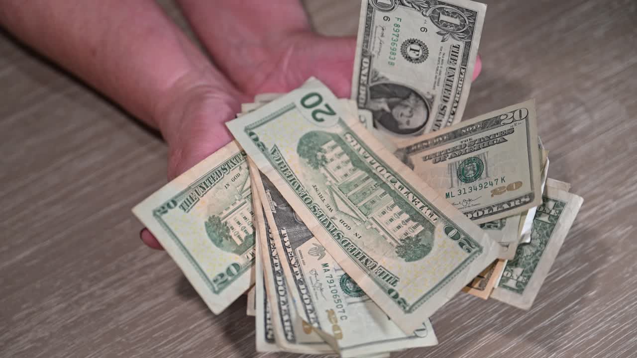 las manos de las mujeres mayores se extienden hacia adelante para atrapar una oportunidad de huevo de nido dorado