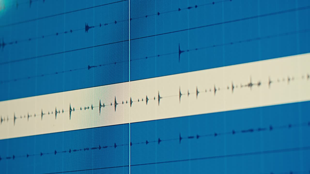 звукозаписывающий инженер в студии, занимающийся созданием музыки, азиатский популярный диджей, работающий в студии радиовещания или музыкальный продюсер, занимающийся записью в студии, репетиционной комнате, аудиопродукции.