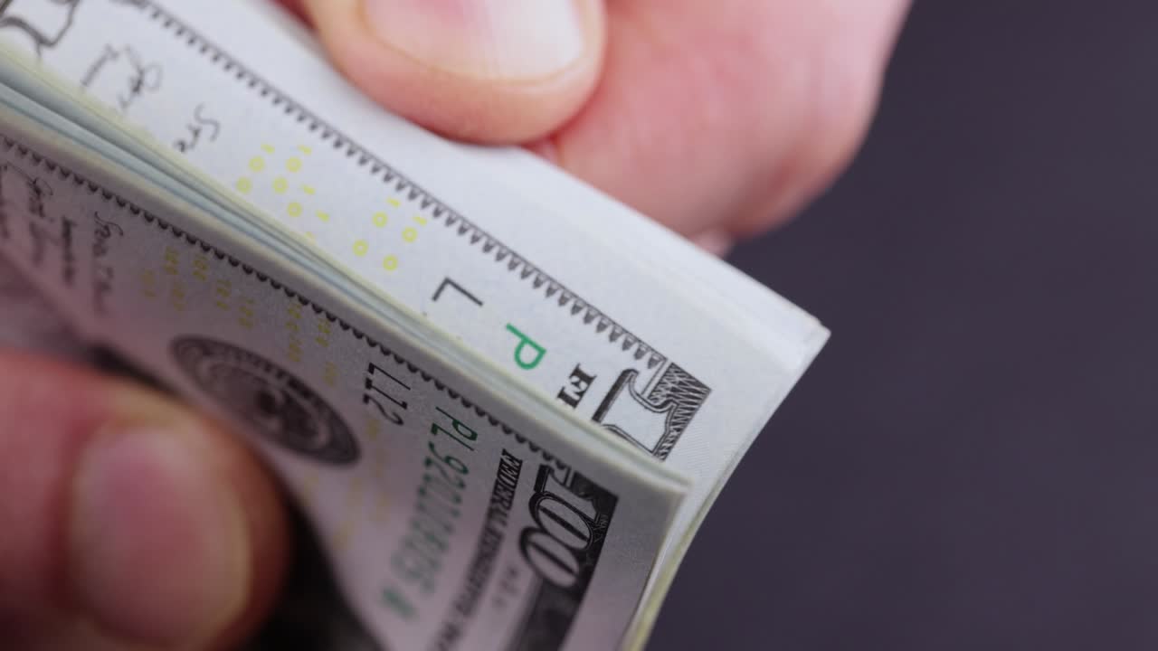 una cuenta de dinero en efectivo estadounidense de cien dólares