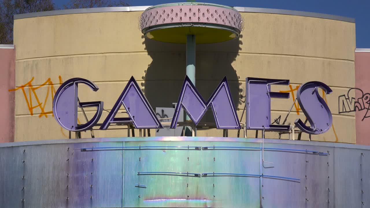 놀이공원에 있는 버려진 그래피티로 뒤덮인 게임 센터에서 축소하면 으스스하고 유령이 나오는 이미지가 나타납니다.