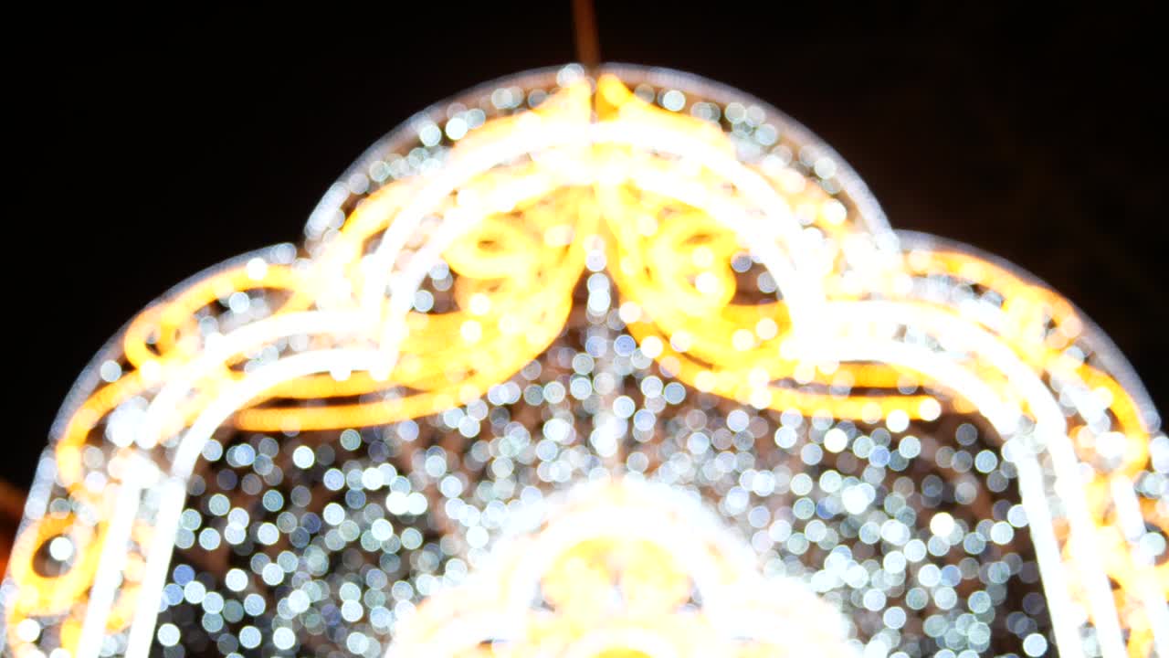 반이는 불빛으로 된 아치