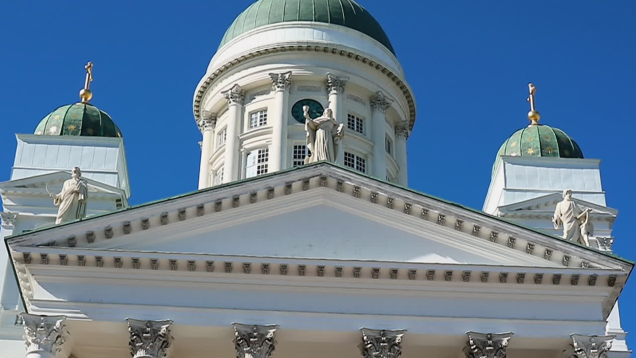 Ikoniczny kościół w Helsinkach pod czystym błękitnym niebem, inspirujący i historyczny.