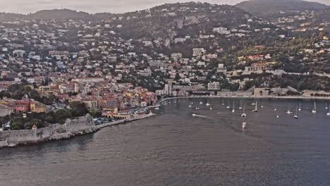 Villefranche-sur-Mer,-Frankreich,-Luftaufnahme-V7,-Aufnahme-Eines-Schwenks,-Der-Exotische-Luxusviertel-In-Hanglage-Mit-Yachten-Und-Segelbooten-Einfängt,-Die-Im-Sommer-Auf-Dem-Mittelmeer-Unterwegs-Sind-–-Juli-2021