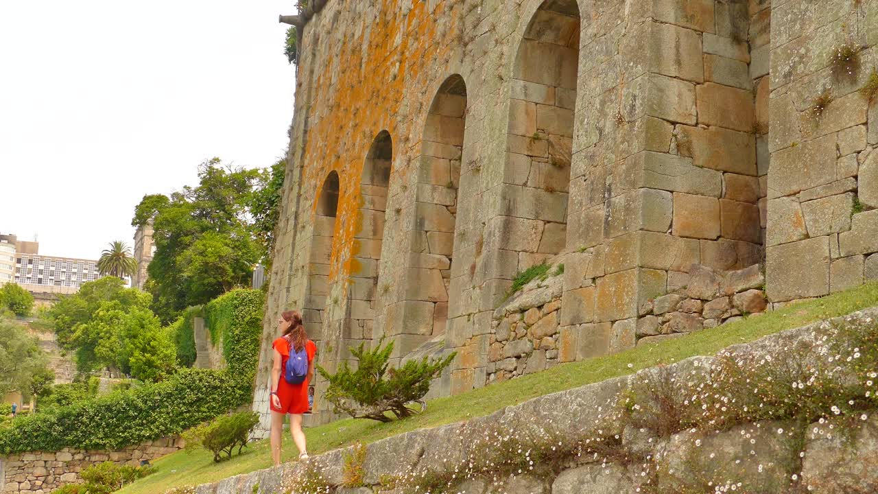 Turista feminina passeando pelo Jardim das Virtudes no Porto, Portugal - vista ampla