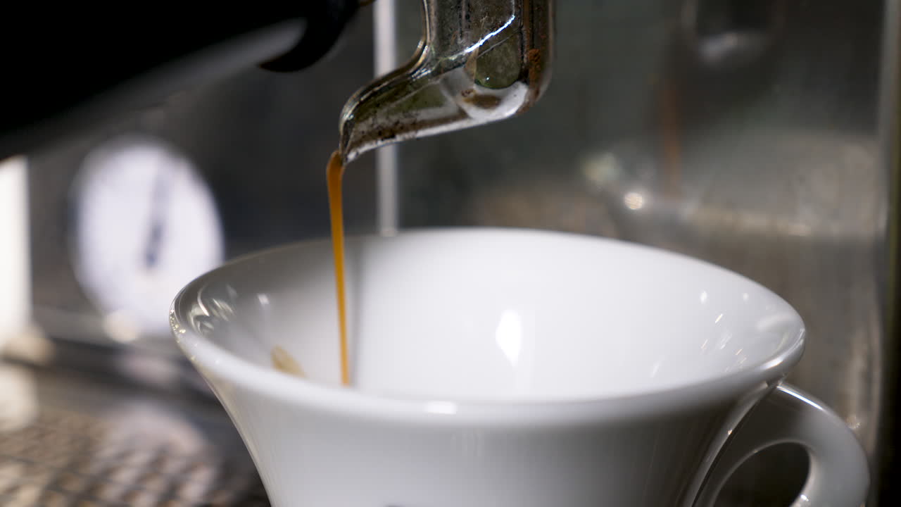 컵 에 에스프레소 를 부어 넣는 것