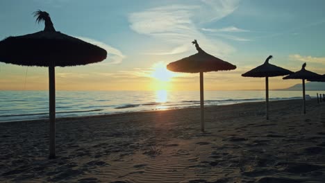 Leerer-Strand-Mit-Sonnenschirmen-Im-Schatten