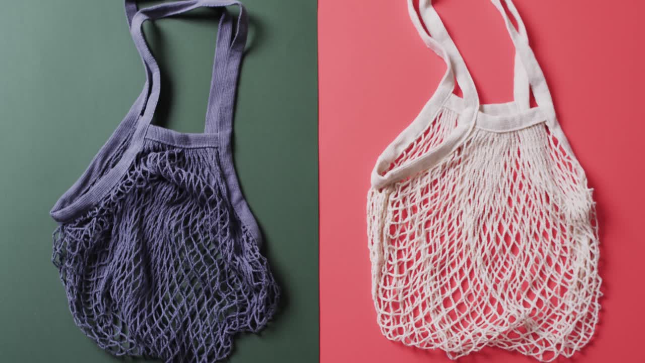 녹색과 빨간색 배경에 레몬과 복사 공간을 가진 파란색과  ⁇ 색 가방의 비디오