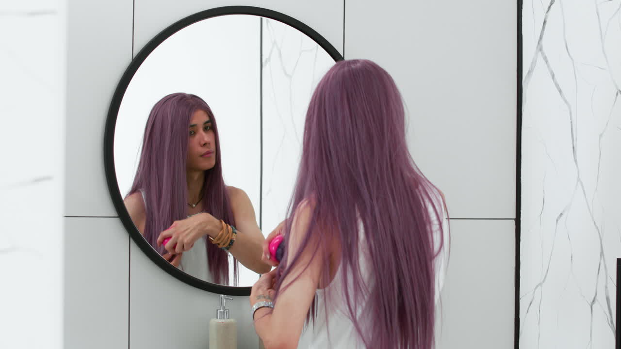 persona preparándose en el baño