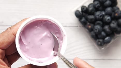 yogur púrpura con arándanos