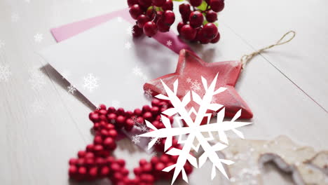 animación de la nieve cayendo sobre las decoraciones de navidad