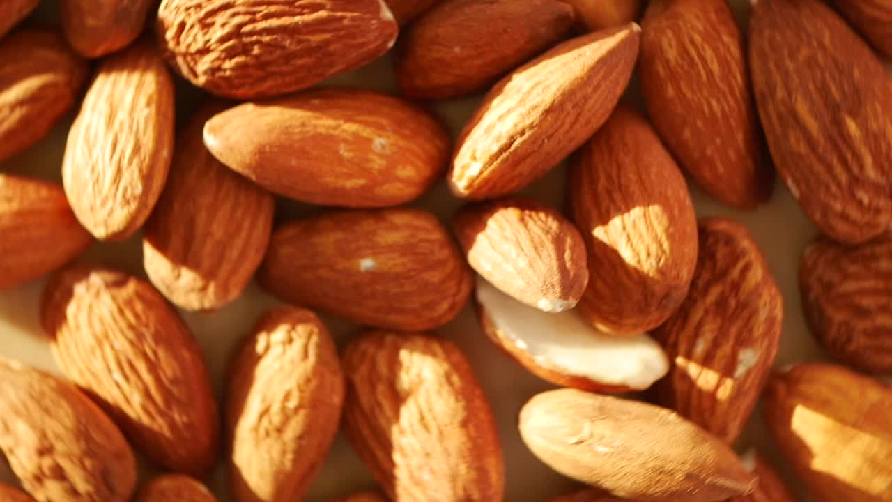 Tæt på en bunke mandler