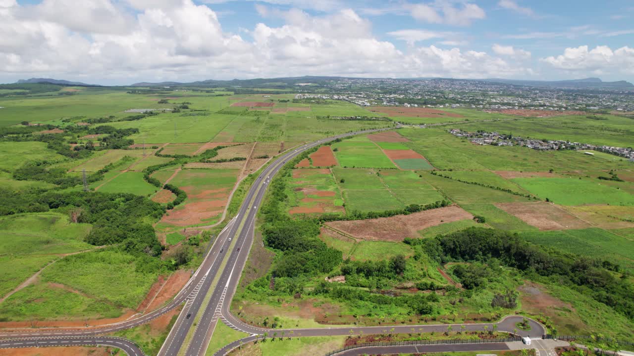 울창한 모리셔스 풍경을 가로질러 가는 베르돈 고속도로, 이 나는 날, 공중 풍경