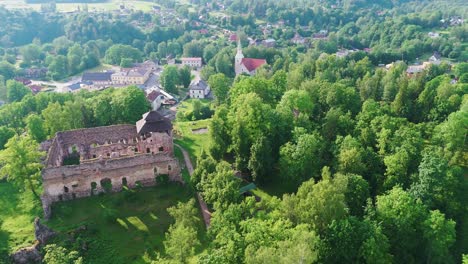 Stadt-Rauna,-Lettland,-Luftbild