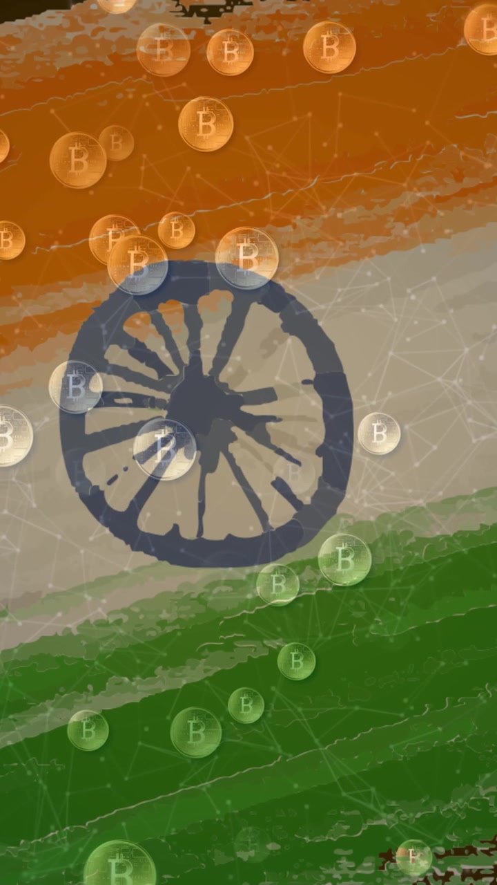Arka planda Hindistan bayrağı üzerinde akan Bitcoin sembollerinin animasyonu.