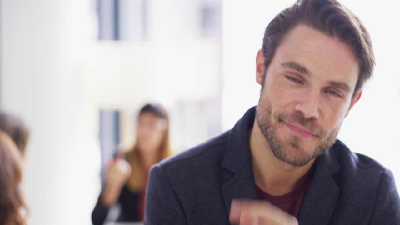 un giovane uomo d'affari fiducioso che ha una sala riunioni