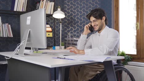 Glücklicher-Behinderter-Büroangestellter-Im-Rollstuhl.