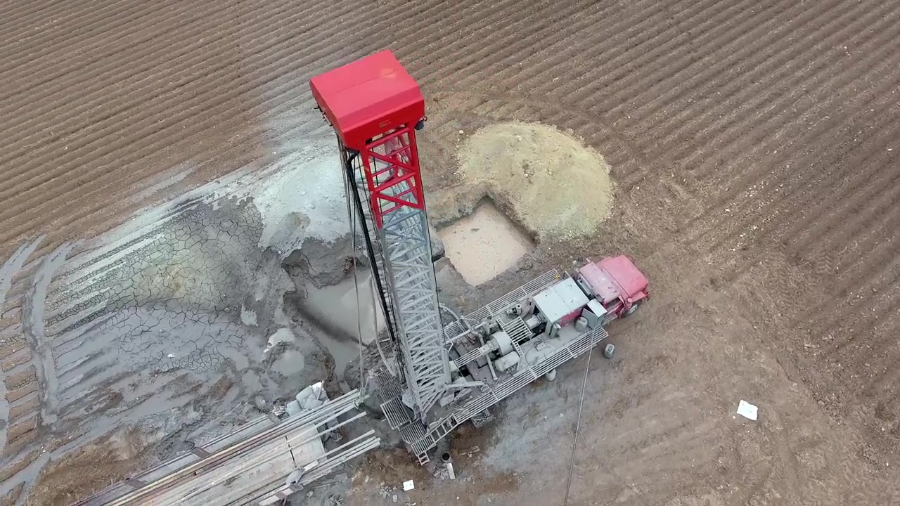 Vista Aerea di un Impianto di Perforazione Mobile in Funzione in un Campo Agricolo