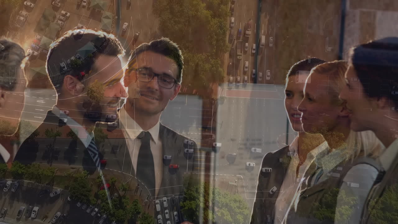 composición digital de hombre de negocios caucásico y mujer de negocios estrechando la mano en la oficina cityscape