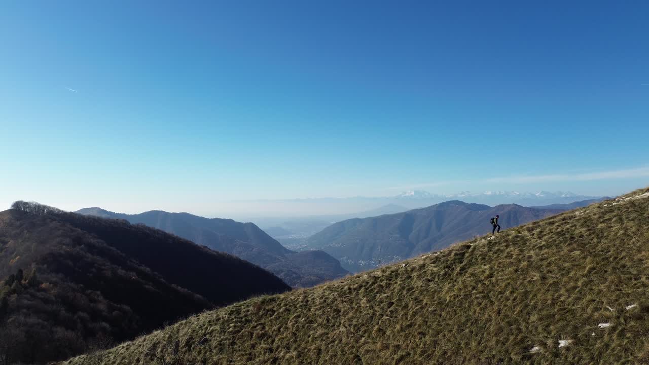 Hiking in the mountains is an experience where you experience emotions of anger, frustration and also joy, especially when you reach the top. A cinematographic video with a drone bears witness