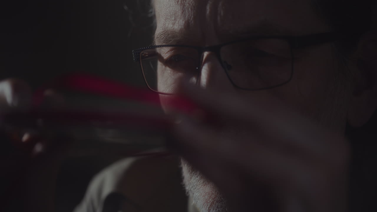 el espía escucha grabaciones discretas.