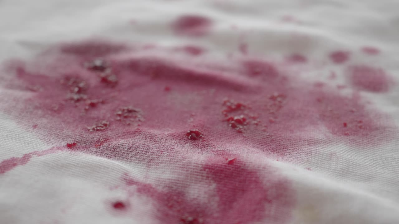 mancha de vino rojo en camisa blanca