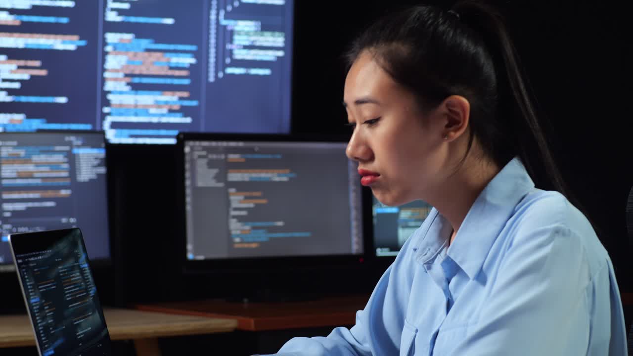 다중 모니터를 이용한 노트북으로 코드를 작성하는 동안 잠을 자는 아시아 여성 프로그래머의 가까운 측면 뷰