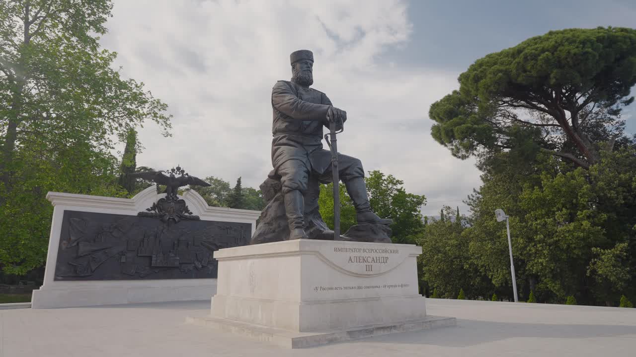 estatua de alejandro iii en un parque