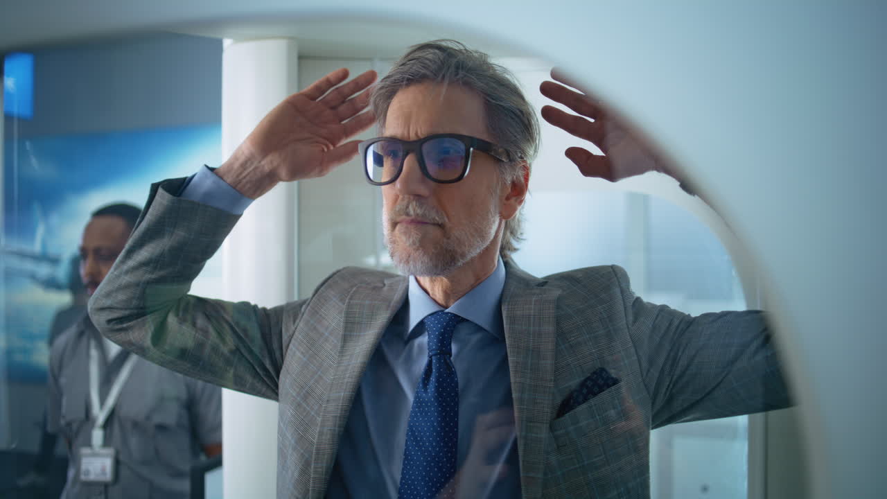 공항 보안 체크를 통과하는 남자