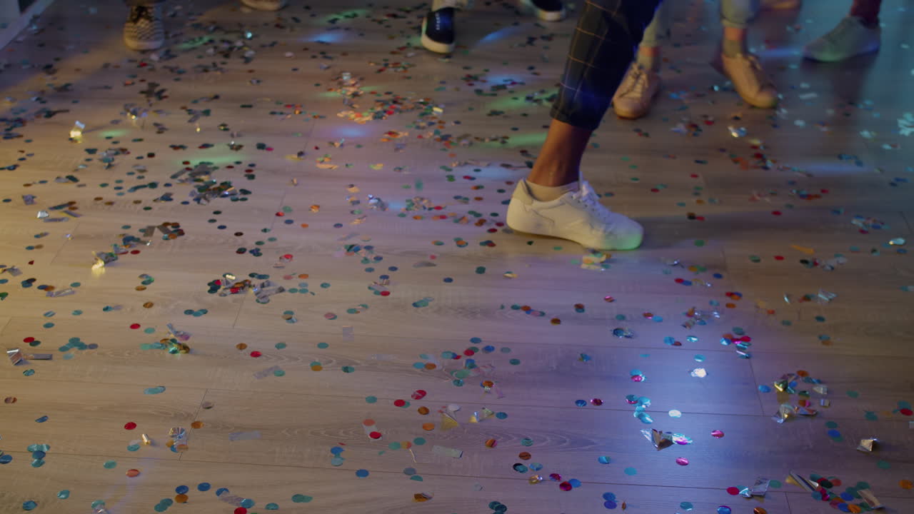 amigos celebrando en casa