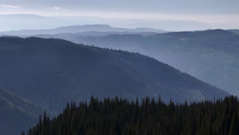 El-Dron-Captura-La-Belleza-Etérea-De-Los-Paisajes-En-Capas-De-La-Columbia-Británica-En-Medio-Del-Humo-De-Los-Incendios-Forestales.