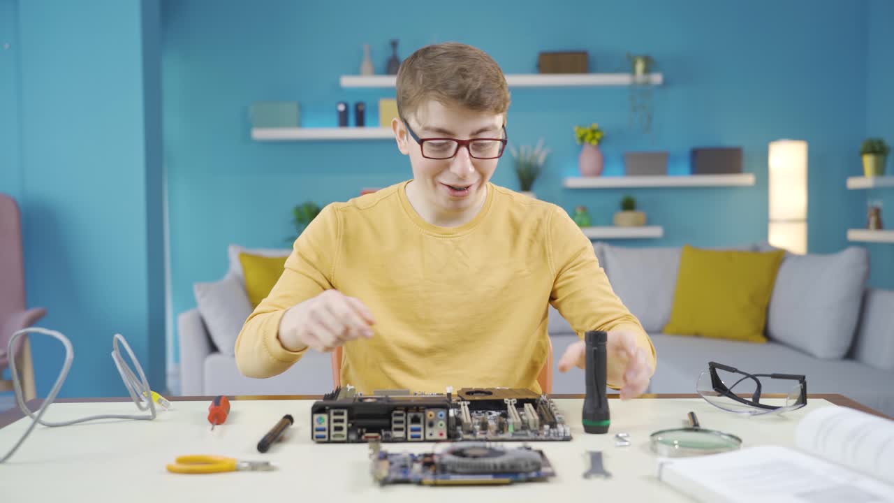 un giovane uomo intelligente e esperto di tecnologia.