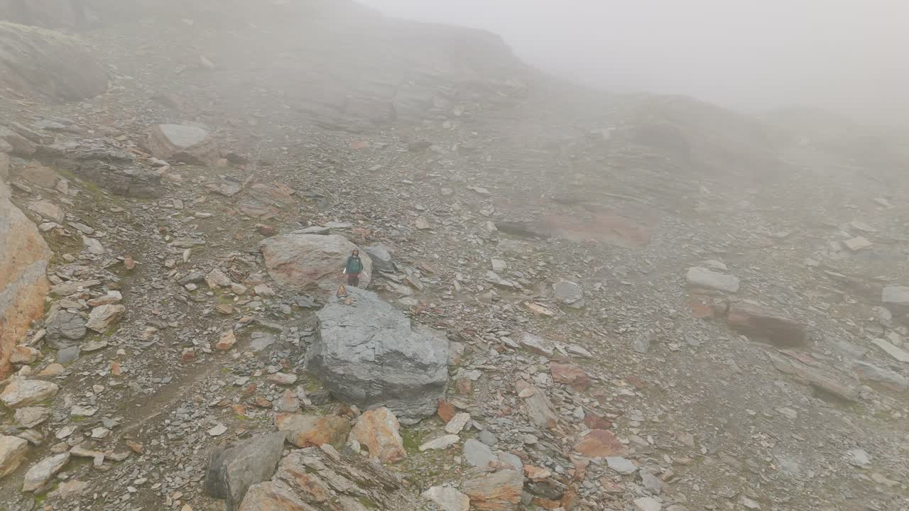 이탈리아 발말렌코 에서 안개 로 뒤 ⁇ 인 바위 로 된 달 풍경 에서 산책 하는 사람