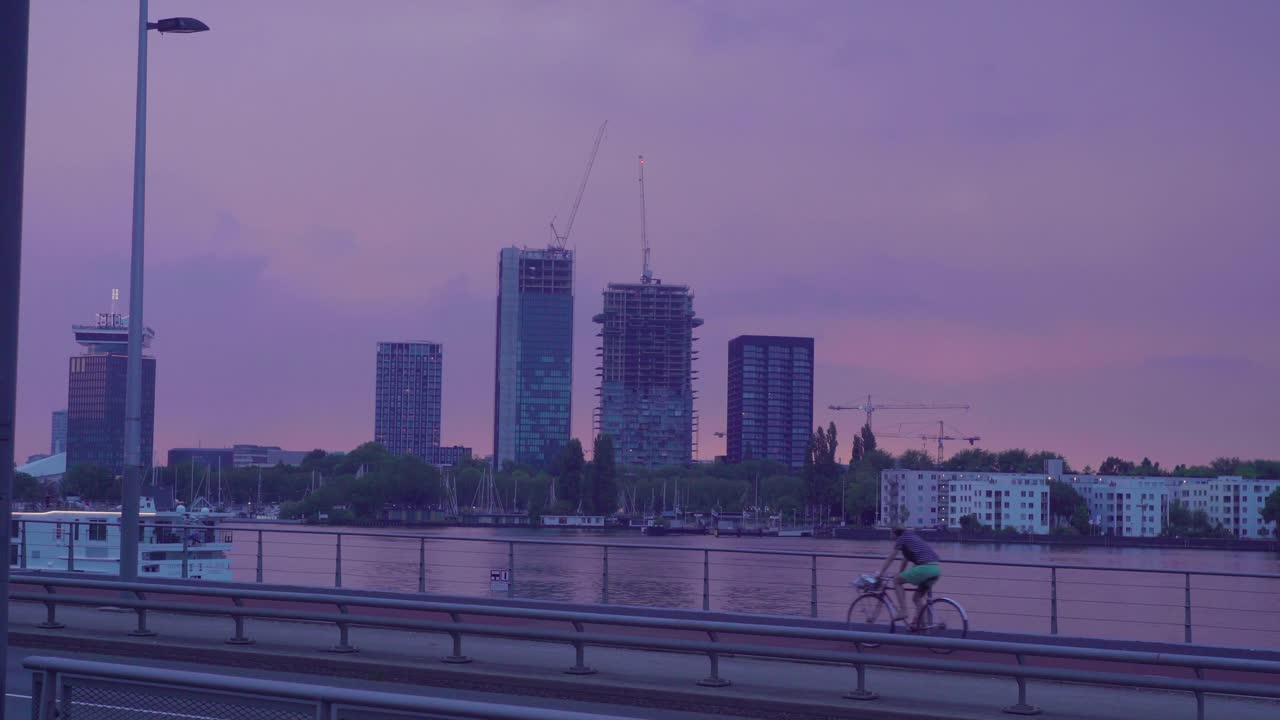 ciclistas en bicicleta a casa hora azul en imágenes de amsterdam 4k