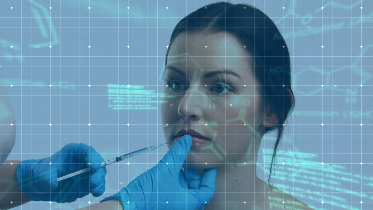 Animazione di elaborazione dati e formule sulle mani di un medico che inietta botox a una donna caucasica