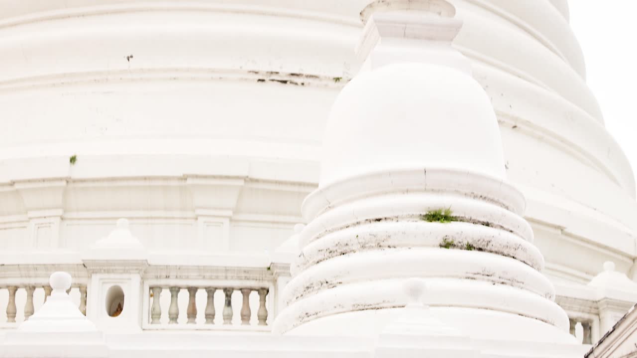 una vista serena de un templo de bangkok