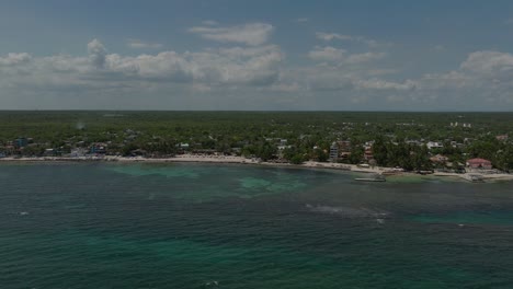 la playa de guayacanes y el paisaje circundante, san pedro de macoris en la república dominicana