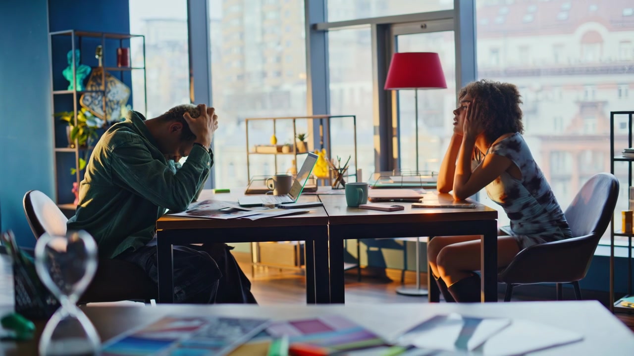 Soci d'affari che discutono alla scrivania dell'ufficio. Colleghi stressati, disaccordo, conflitto