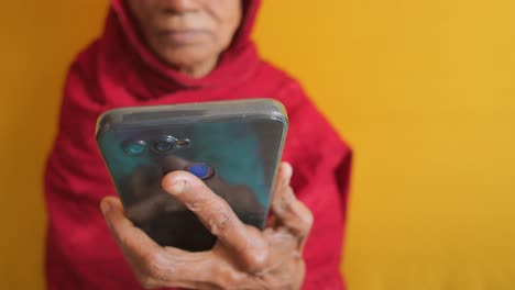 mujer anciana usando un teléfono inteligente