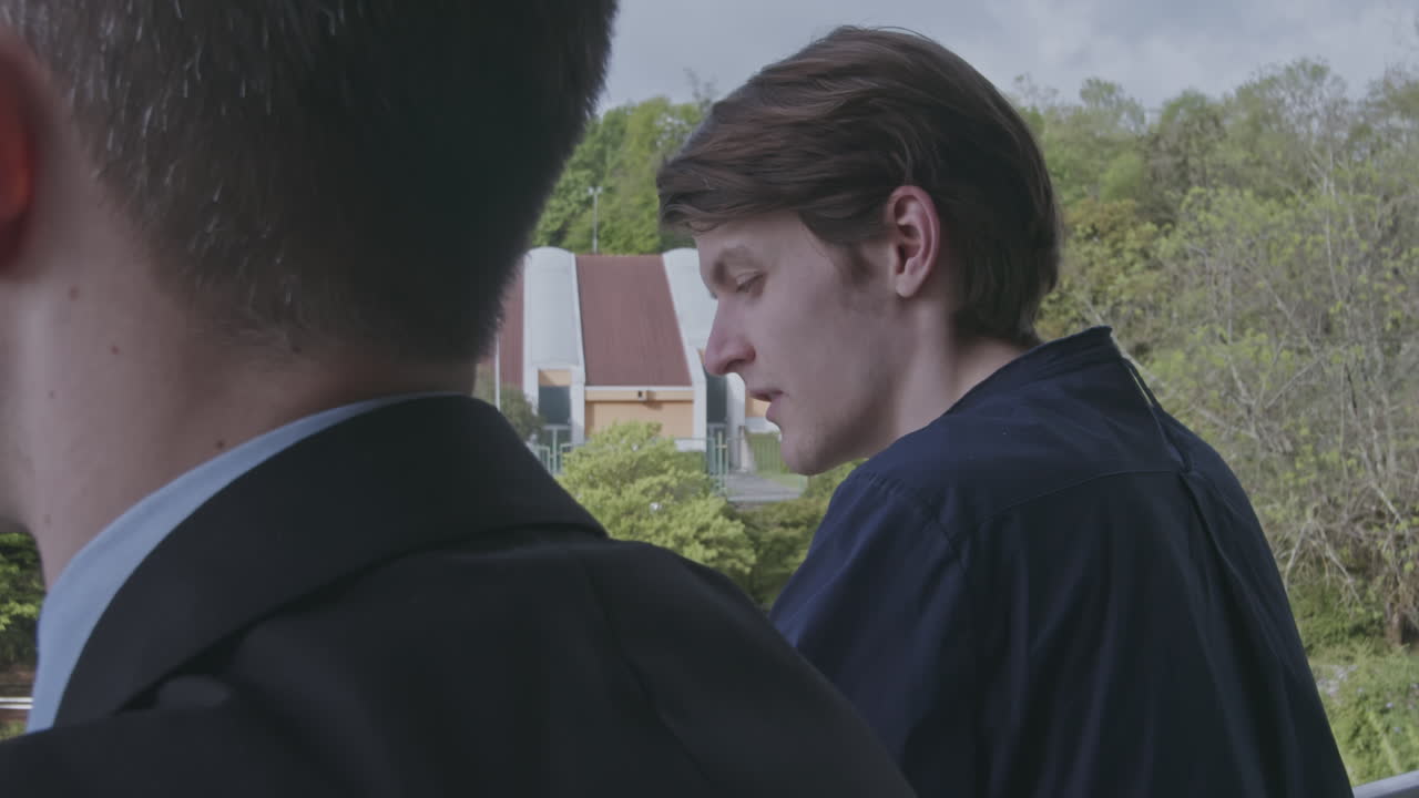 발코니 에 있는 두 사람