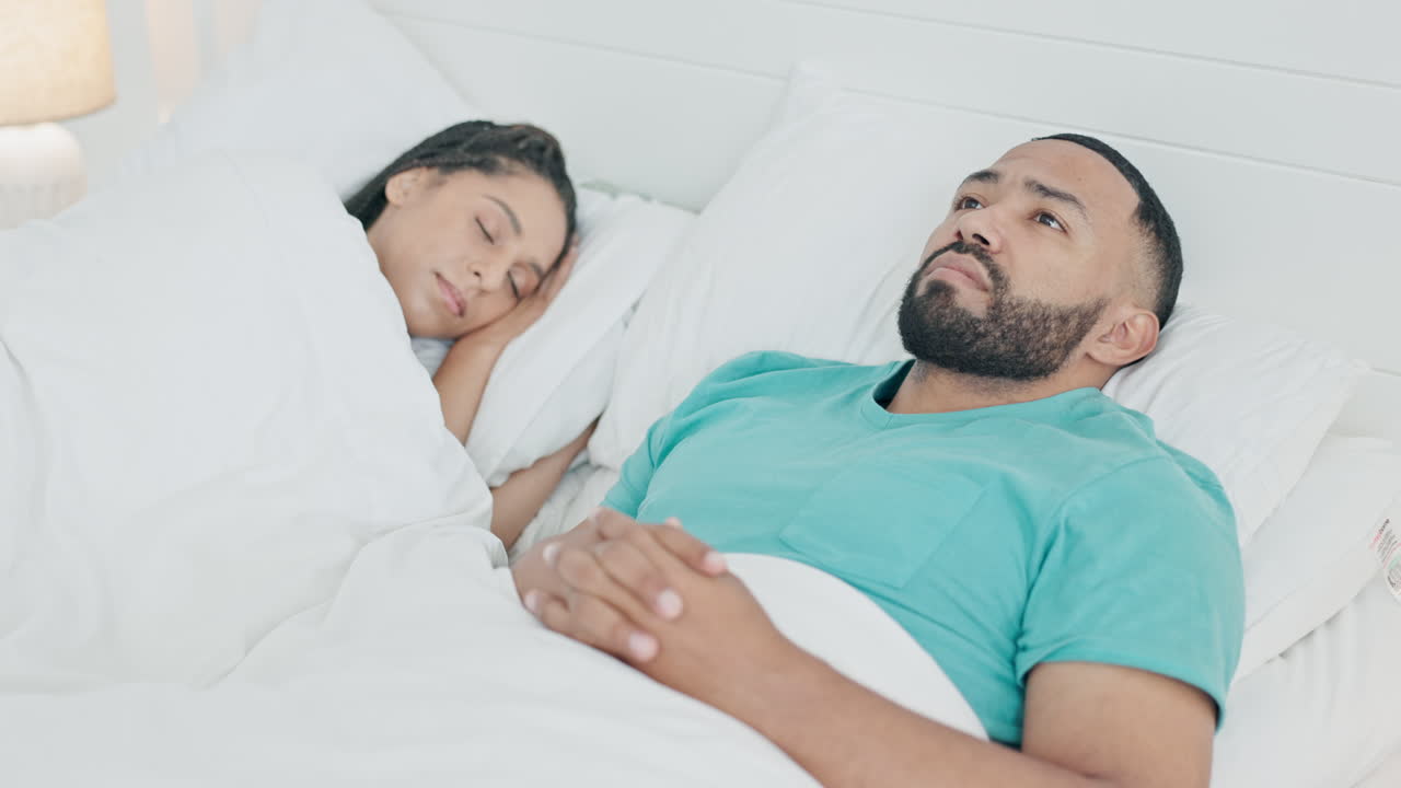 pareja, insomnio y hombre con ansiedad en la cama preocupación